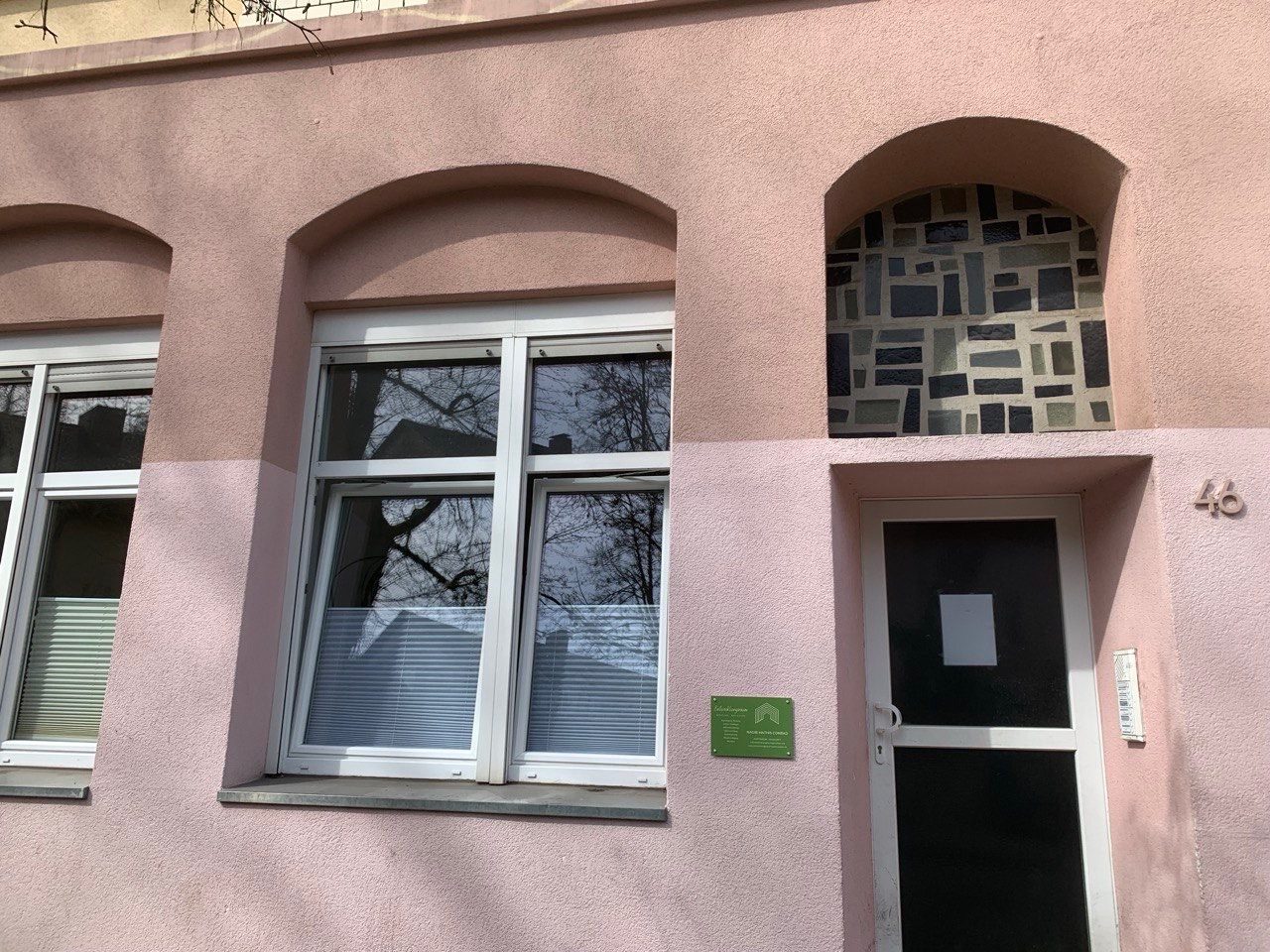 Eingang Praxis von Heilpraktikerin Johanna Ernst in Saarbrücken Eingang zur Praxis von Heilpraktikerin für Psychotherapie Johanna Ernst, freundlich und hell gestaltet